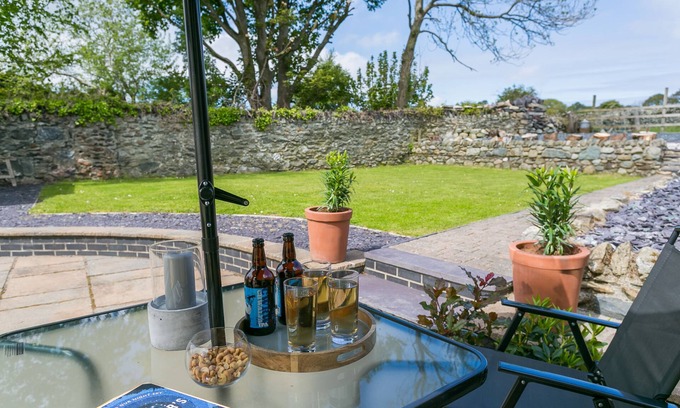 Bangor Cabaña | Tan y Bryn Bach - a snowdonia that sleeps 5 guests in 2 bedrooms