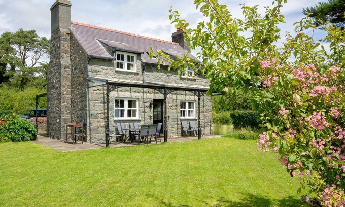 Rhyd-y-clafdy Cabaña | Tan y Bryn - sleeps 8 guests in 3 bedrooms