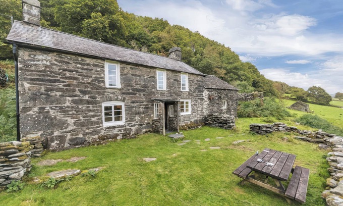 Gwynedd- Snowdonia Cabaña | TAN Y CLOGWYN, pet friendly, with open fire in Betws-Y-Coed