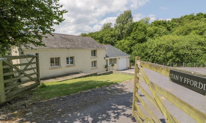 Llanrwst Cabaña | TAN Y FFORDD, pet friendly, character holiday cottage in Llanrwst