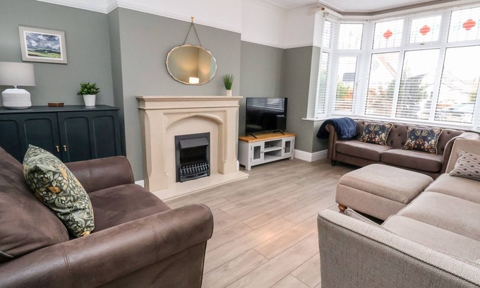 Penrhyn Bay Cabaña | TAN Y FRON, pet friendly, country holiday cottage in Penrhyn Bay