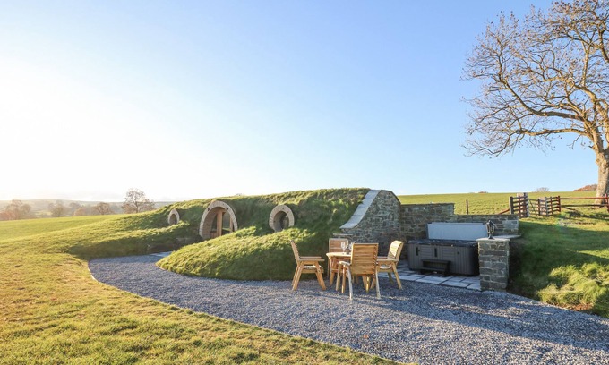 Llanfair Caereinion Cabaña | TAN Y WAWR- ONNEN, romantic, with hot tub in Llanfair Caereinion