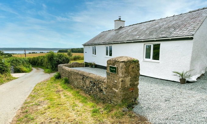 Malltraeth Cabaña | Tan Yr Allt - a sea view that sleeps 4 guests in 2 bedrooms