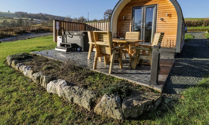 Llanfyllin Cabaña | TANAT, romantic, character holiday cottage in Llanfyllin