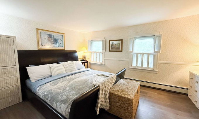 Tannersville Casa | Tannersville 9bdrm, 2 bonus room house - steps to lake/park, walk to synagogue