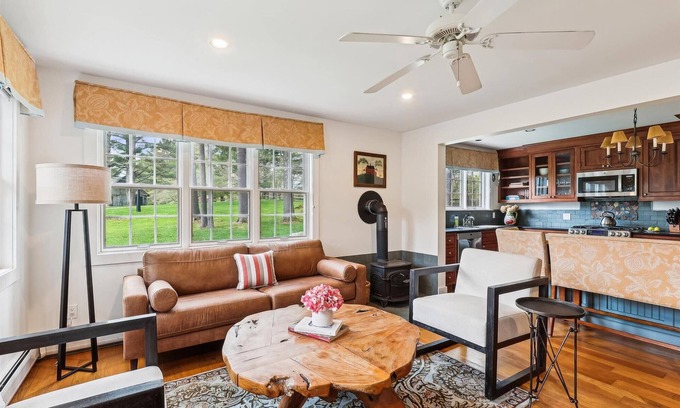 Stowe Casa | Tansy Hill Farm Guest House: 1br+ with deck & pond