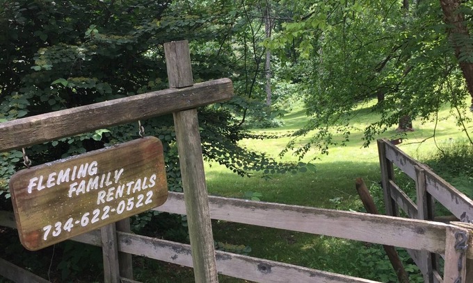 Deersville Cabaña | Tappan Lago Área: Soleado, Casa tranquila con estanque de pesca el 13 de magnífico Acres
