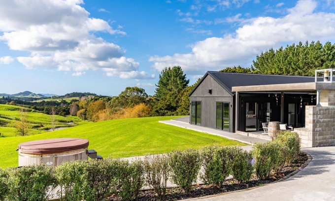 Mangawhai Casa | Tara Crest - Large, stylish, sunny holiday home in a beautiful rural setting