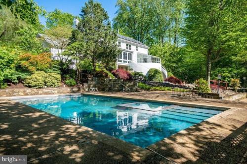 Potomac Casa | Tara Retreat: Family-Friendly Oasis with Pool, Tennis & Serene Ambiance in Potomac