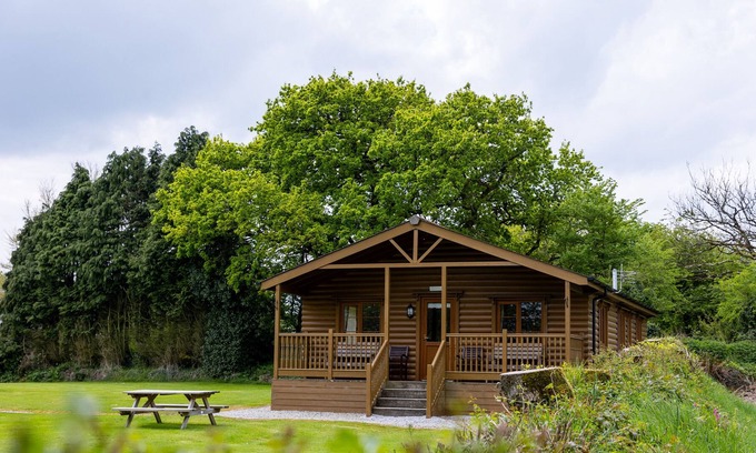 Torrington Cabaña | TARKA'S HOLT LOG CABIN, family friendly, with pool in Torrington
