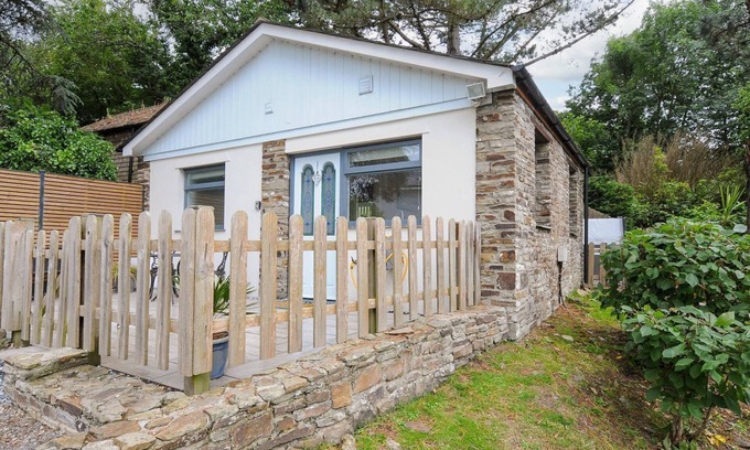 Littleham Cabaña | TARKA VIEW, pet friendly, with hot tub in Bideford