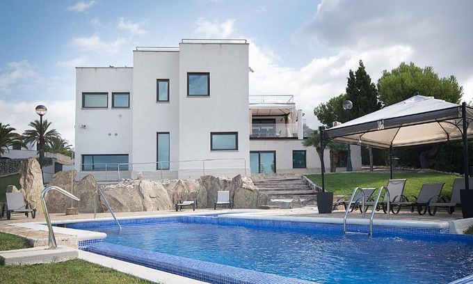 Torredembarra Villa | TarracoHomes, TH52 Villa Lighthouse con Piscina Privada, Terraza, y Vistas al Mar