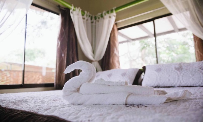 Quepos Casa | King Bed Studio in Jungle - Jacuzzi, Balcón c / Gran Vista, Piscina, Tobogán