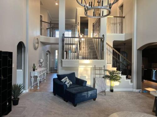 Iowa Colony Casa | Taste of Texas Luxury Lakeside Beauty