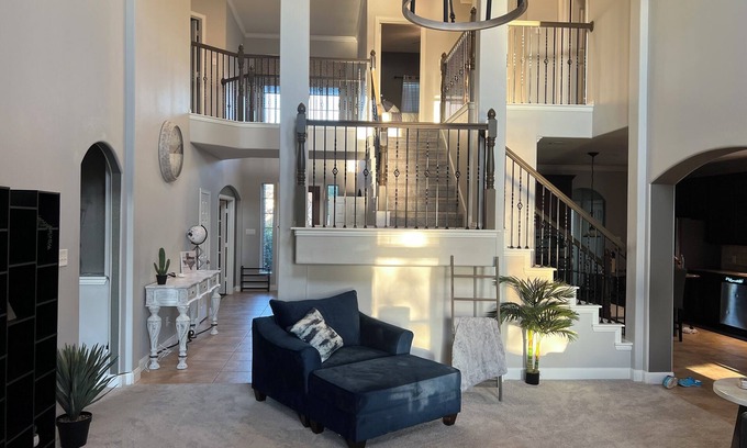 Iowa Colony Casa | Taste of Texas Luxury A Lakeside Beauty