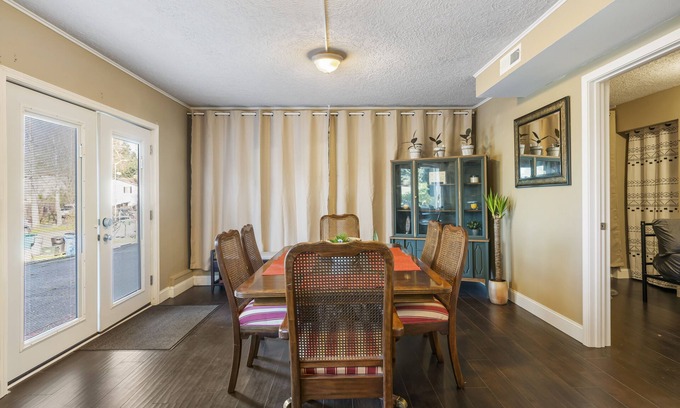 Starcrest Condominio | Tasteful 3bedroom place in a serene neighborhood