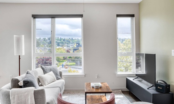 West Woodland Apartamento | Tasteful Ballard 2BR w/ BBQ, Lounge & W/D, onsite retail, by Blueground