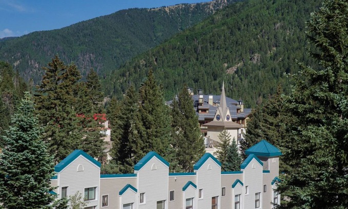 Taos Ski Valley Condominio | Especial de verano! Condominio de dos niveles con comodidades básicas y balcón privado