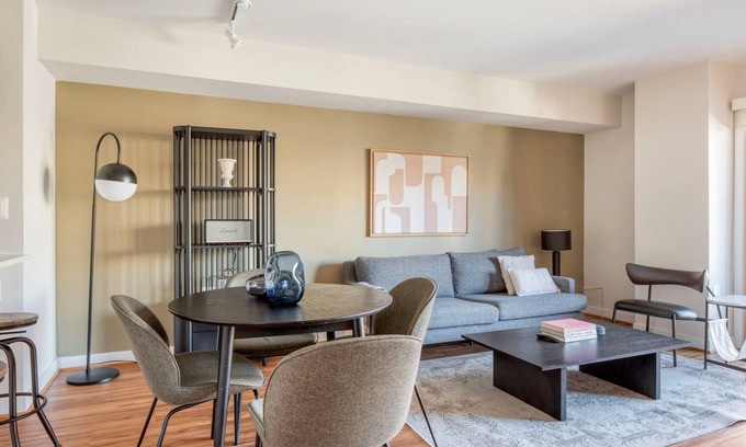 Court House Apartamento | Tasteful Clarendon 2BR w/ Gym, nr Metro, Bars & Groceries, by Blueground