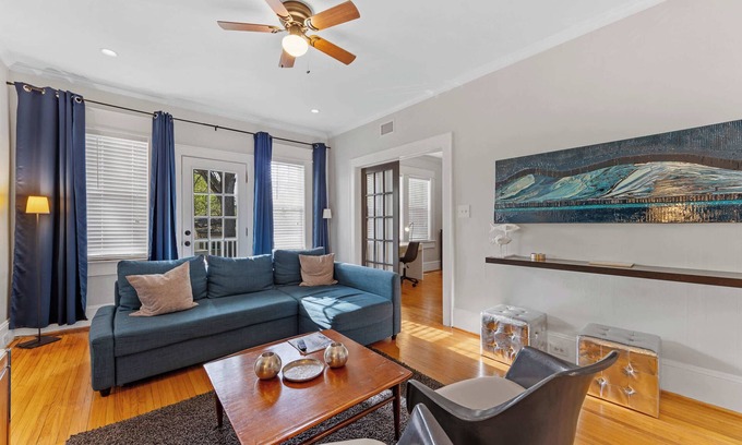 Dilworth Condominio | 800 Magnolia #4:Vibrant 2BR near Uptown w/ Balcony
