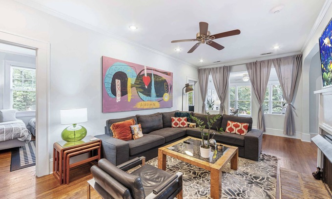 Cherry Condominio | 500 Queens #6: Modern 2BR in Myers Park w/ porch