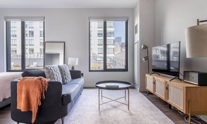 Shawmut Apartamento | Tasteful South End Studio w/ Gym & W/D, nr Groceries, by Blueground