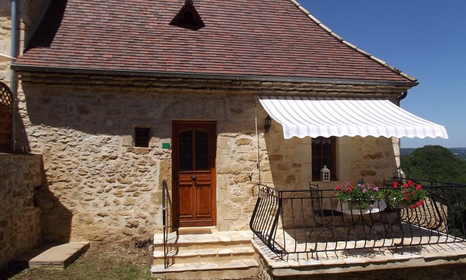 Cenac-et-Saint-Julien Cabaña | Tastefully renovated, beautiful views, close to many sights and amenities.