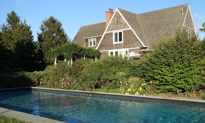 Bridgehampton Casa | Retiro familiar decorado con buen gusto y exuberante paisaje con piscina de 60 '