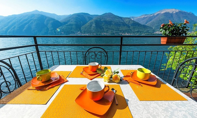 Lezzeno Apartamento | decoradas con buen gusto apartamento de tres habitaciones en justo en el lago con piscina y playa privada