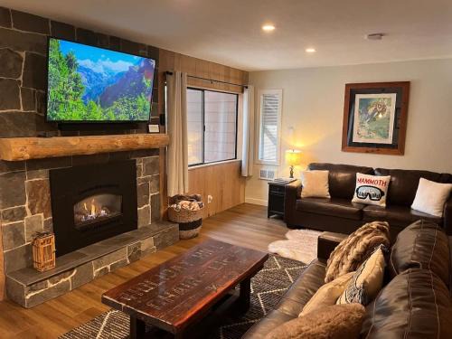 Mammoth Lakes Casa | Tastefully Remodeled Condo at Mammoth Ski & Racquet Club, Hot Tub, Garage, 10 Min Walk to Ski Lifts