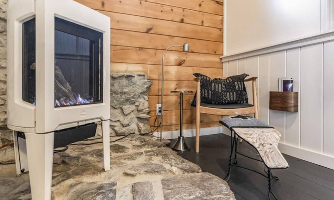 Johnson Casa | Tastefully renovated, well-equipped ski house with hot tub near Stowe