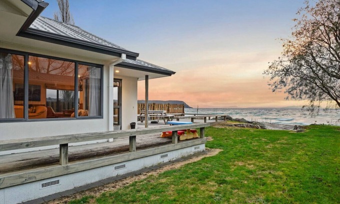 Waitahanui Casa | Taupo Beachfront Escape 12min to Town | Free Wifi