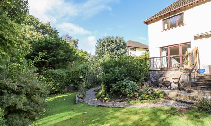 Sticklepath Cabaña | TAW RIVER VIEW, pet friendly, with open fire in Sticklepath