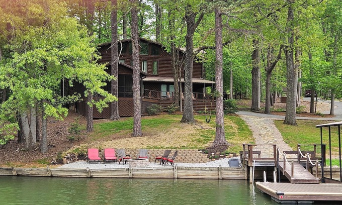 Lake Norman of Catawba Casa | Cabaña Taylormade Cabaña rústica frente al lago ubicada entre los árboles actualizaciones recientes