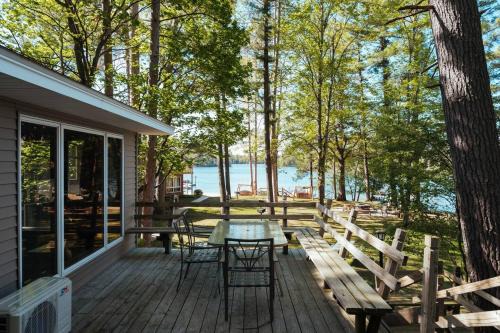 Mayfield Casa | TC Lake Stay-Pontoon & SUP Rentals - Sleeps 4!