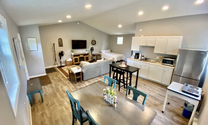 Traverse City Apartamento | TC TWO OAKS Studio / Downtown / Clean & Spacious