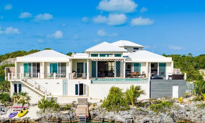 Ocean Point Casa | Caicos Cays Villa, una villa de lujo frente al mar de 4 dormitorios con impresionantes vistas.