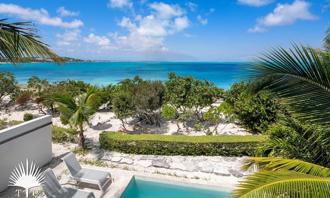 Providenciales Casa | Ocean Edge Villa // Romántica frente a la playa en Grace Bay Beach