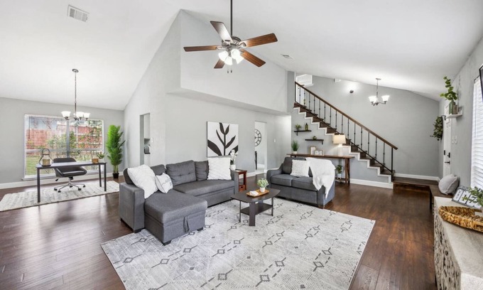 Euless Casa | TCH - Cozy 3bd/2ba Home with desk in Euless