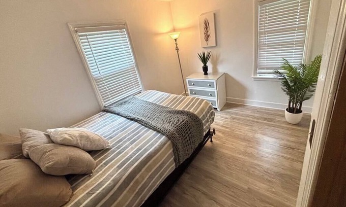 Macalester - Groveland Casa | Comfortable 2-Bedroom House in Mac-Groveland Near Dining & Colleges
