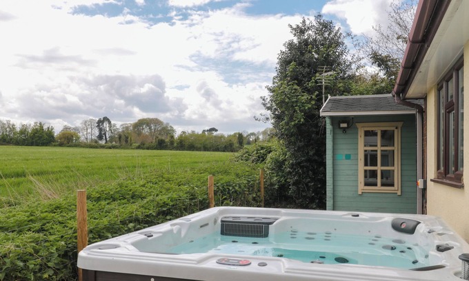 Bridgwater Casa | TE PAPA, family friendly, with hot tub in North Petherton