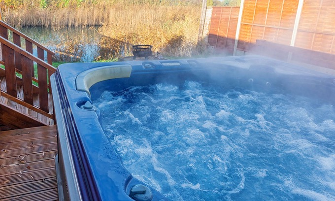 Ely Cabina | Teal - Mini Pod with Hot Tub