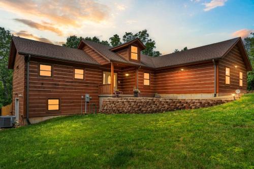 Kirbyville Casa | Teal's Treasure - Secluded Lakeside Cabin for 8