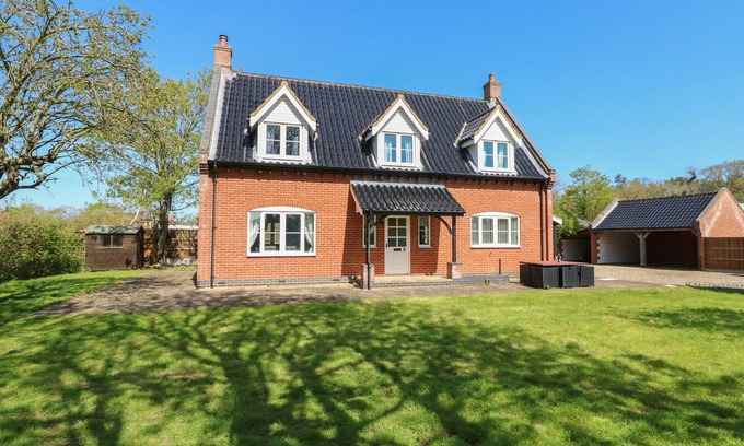 Stalham Cabaña | TEASEL COTTAGE, pet friendly, with open fire in Stalham