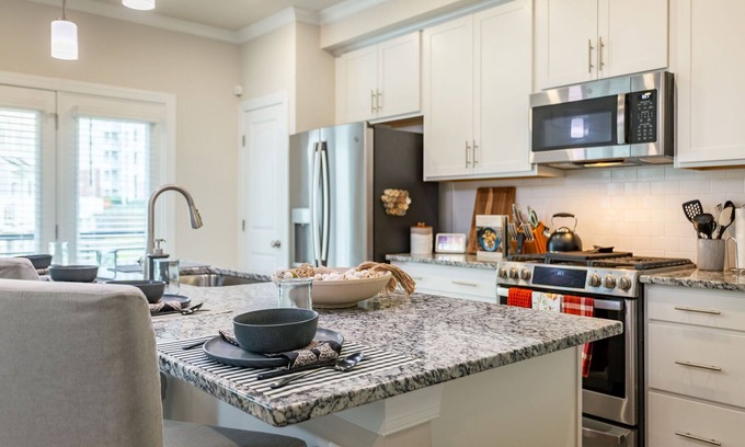Woodbridge Condominio | Tech Savvy Extended Stay Haven- Family and Pet Friendly 20 minutes from D.C.