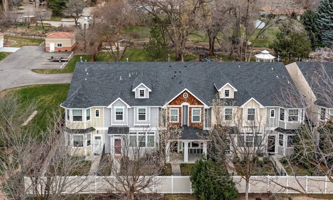 West Valley Casa | Ted Mason 5 Mi. Luxury Townhouse: Private, Quiet, Convenient w/ Fireplace & Park