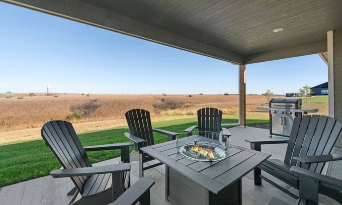 Manhattan Casa | Tee'd Up Colbert Hills at Home Stay MHK
