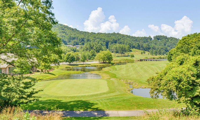 Dillard Condominio | Tee Off in the Mtns: Sky Valley Condo w/ View!