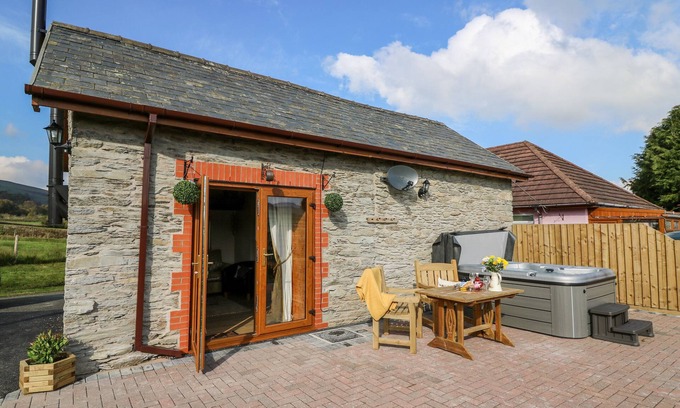 St Harmon Cabaña | TEGFAN BARN, romantic, character holiday cottage in Rhayader