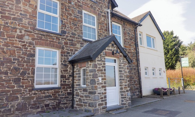 St Dogmaels Cabaña | TEIFI VILLA, pet friendly, character holiday cottage in St Dogmaels